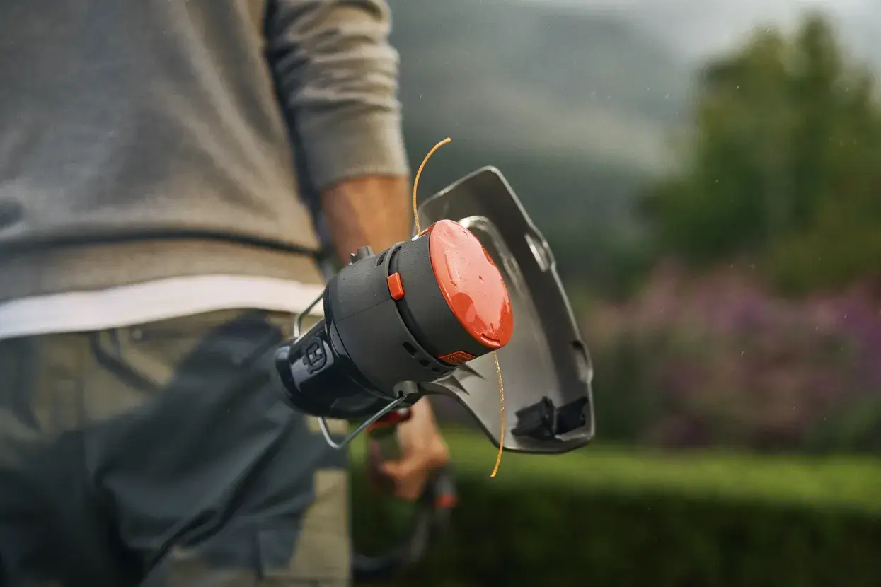 Husqvarna Aspire T28-P4A Strimmer with battery & charger